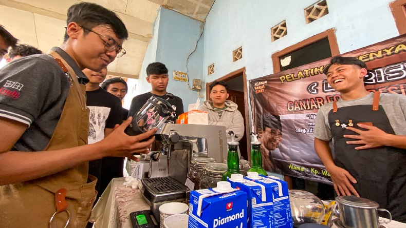 Anak Muda Cipatat KBB Dilatih Jadi Barista Kopi dan Dikenalkan dengan Sosok Ganjar Pranowo