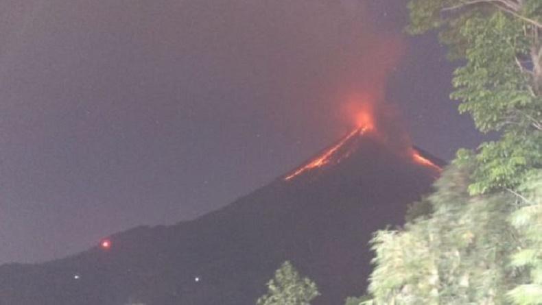 Gunung Karangetang di Sitaro Keluarkan Lava Pijar, Masyarakat Diminta Waspada