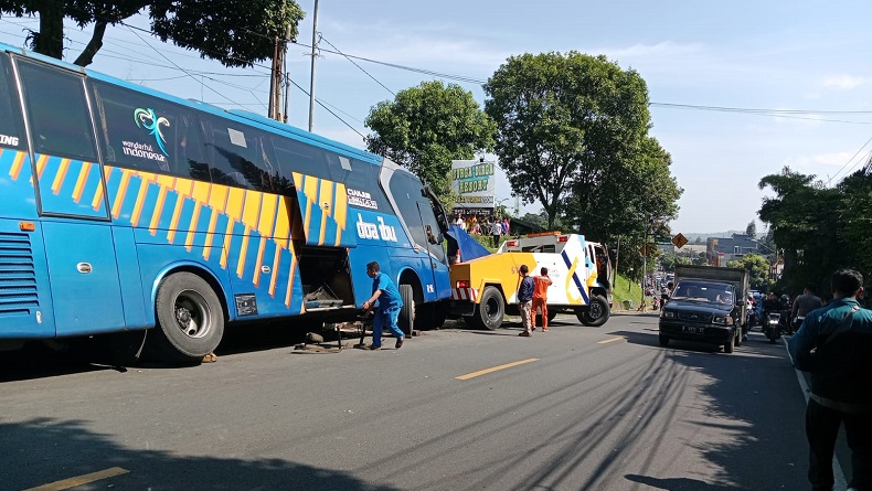Diduga Rem Blong, Bus Tabrak Angkot di Jalur Puncak Bogor