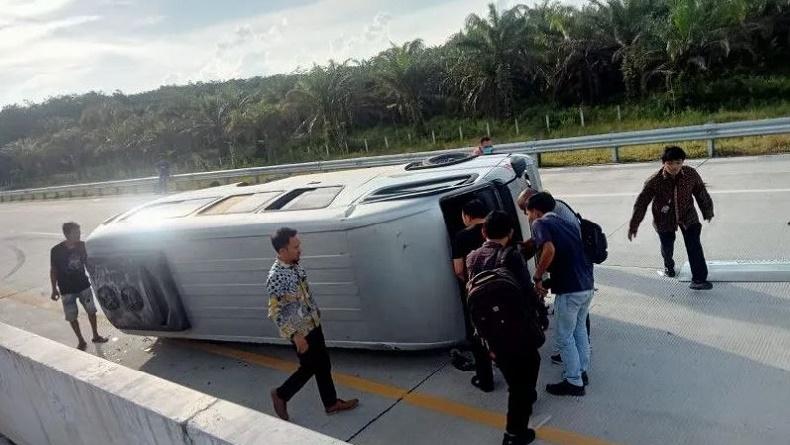 Kecelakaan di Tol Pekanbaru-Bangkinang, Minibus Rombongan Dosen UP Terbalik, 8 Terluka