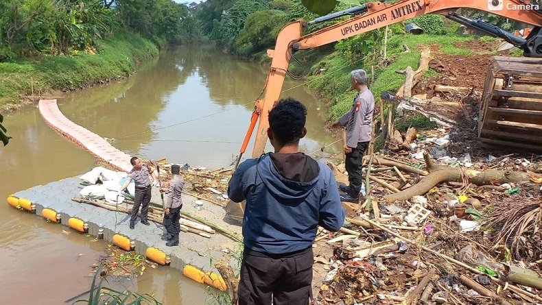 Mayat Pria Nyangkut di Sekatan Sampah Kali Pesanggrahan Jaksel, Diduga Tercebur