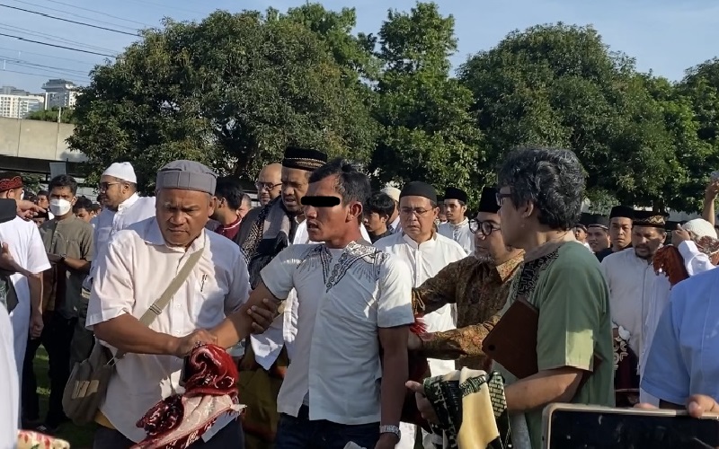 Seorang Pria Diamankan Diduga Maling saat Salat Idul Adha di Masjid Agung Al Azhar Jaksel
