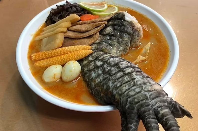 Restoran Ini Hidangkan Ramen dengan Kaki Buaya Menjulur, Berani Coba?