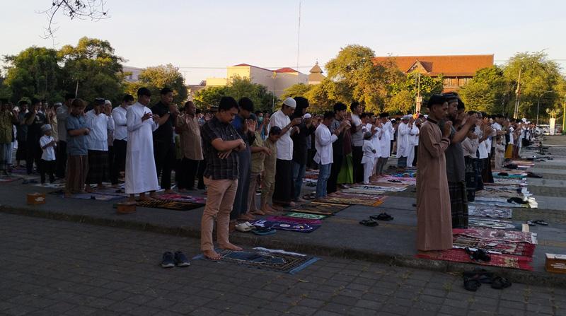 Ribuan Jemaah Khusyuk Salat Idul Adha di Lapangan Pamedan Pura Mangkunegaran Solo