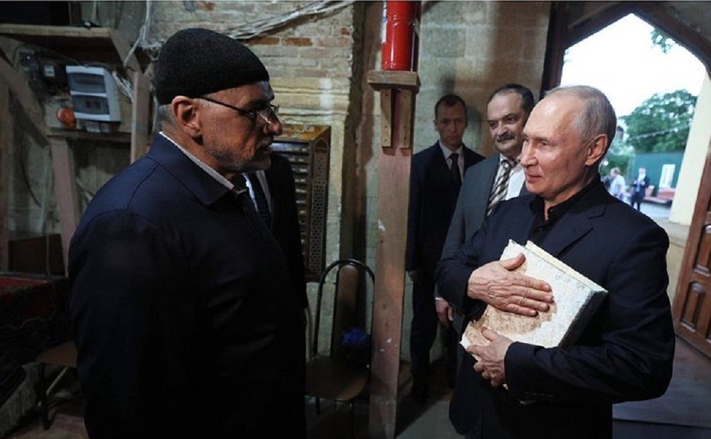 Momen Presiden Rusia Vladimir Putin Peluk Alquran, Hadiah dari Muslim Dagestan