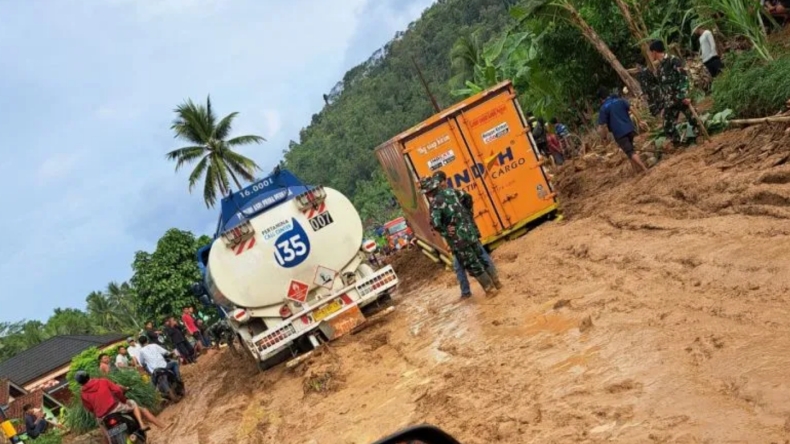 Banjir Bandang Terjang Tanggamus Lampung, Akses Jalan Terputus Tertutup Lumpur