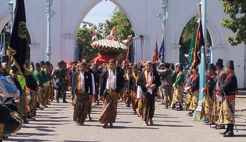 Grebeg Besar, Ratusan Prajurit dan Abdi Dalem Keraton Arak 2 Gunungan ke Masjid Agung Solo