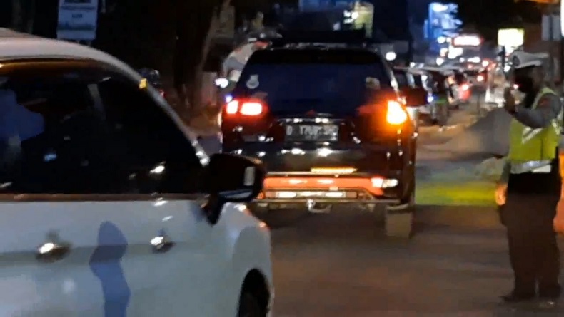 Lembang KBB Macet sampai Malam, Polres Cimahi Terapkan 15 Kali One Way