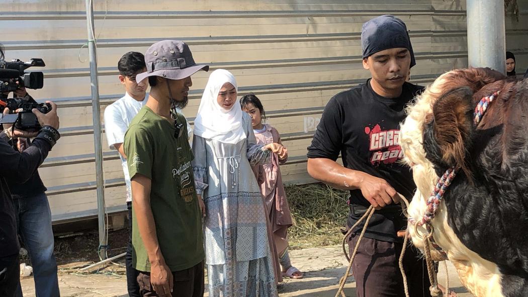 Lihat Sapi Kurbannya Disembelih Tangis Ria Ricis Pecah: Sampai Bertemu di Surga