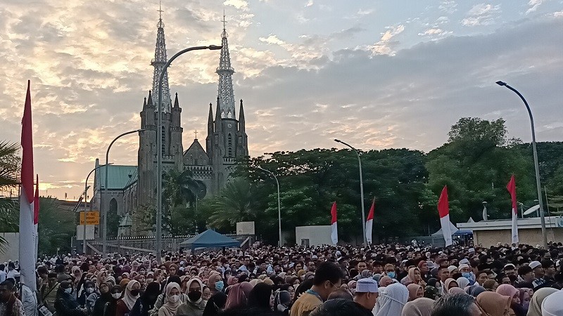 Ribuan Jemaah Penuhi Kawasan Masjid Istiqlal, Pinggiran Kali jadi Alternatif Tempat Salat Idul Adha  