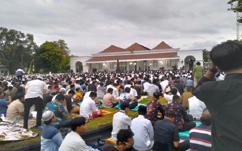 Antusiasme Warga Sholat Idul Adha Bersama Jokowi di Gedung Agung, Rela Berangkat Sejak Subuh