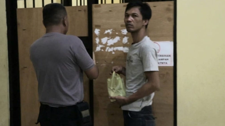 Masuk ke Mobil yang Terparkir, Pria ODGJ di Tanggamus Santai saat Diamankan Polisi