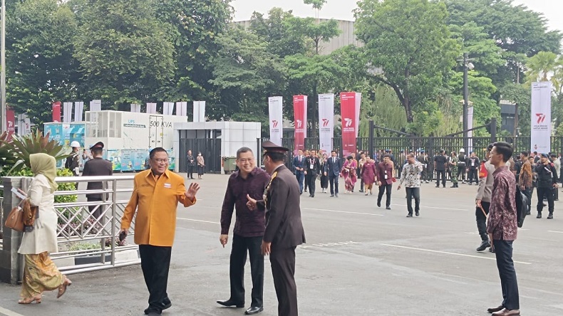 Hary Tanoesoedibjo Hadiri Peringatan Hari Bhayangkara di Stadion GBK