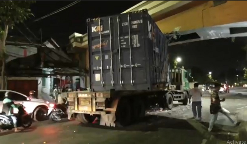 Truk Kontainer Nyangkut di Jembatan Kereta Api Surabaya, Konstruksi Hancur Timpa Kaca Mobil 