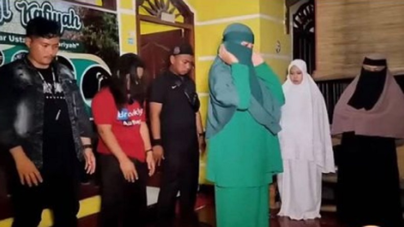 Heboh Perempuan Jadi Imam Sholat Laki-Laki di Ponpes Al-Khafiyah, Ini Faktanya