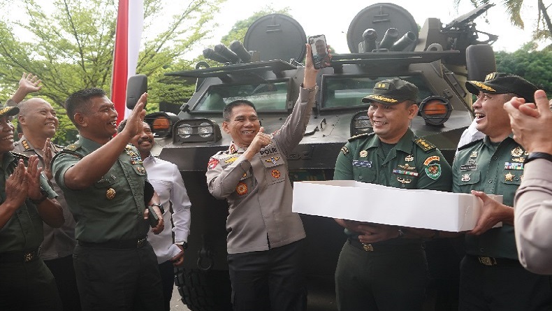 Petinggi Kodam Siliwangi Pakai Ranpur dan Rantis Anoa Geruduk Mapolda Jabar