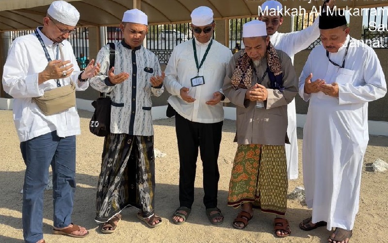 Anies Ditemani Gus Najih Ziarah ke Makam KH Maimoen Zubair di Makkah