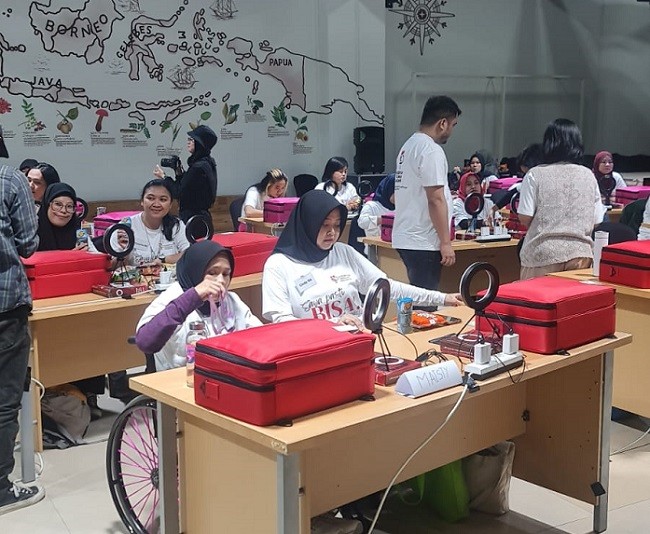 Dorong Kemandirian Ekonomi Penyandang Disabilitas, PTI Gelar Pelatihan MUA untuk Sahabat Tuli