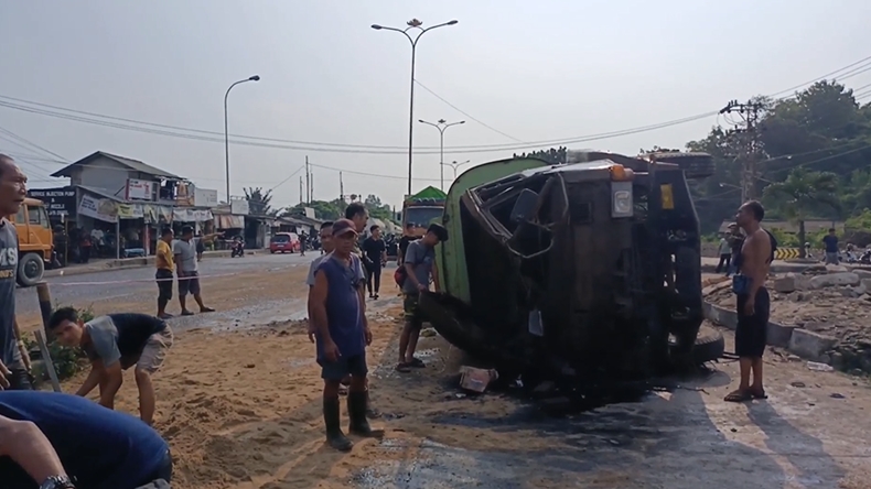 Truk Tangki Terguling di Bandarlampung, Muatan Limbah Sawit Tumpah ke Jalan