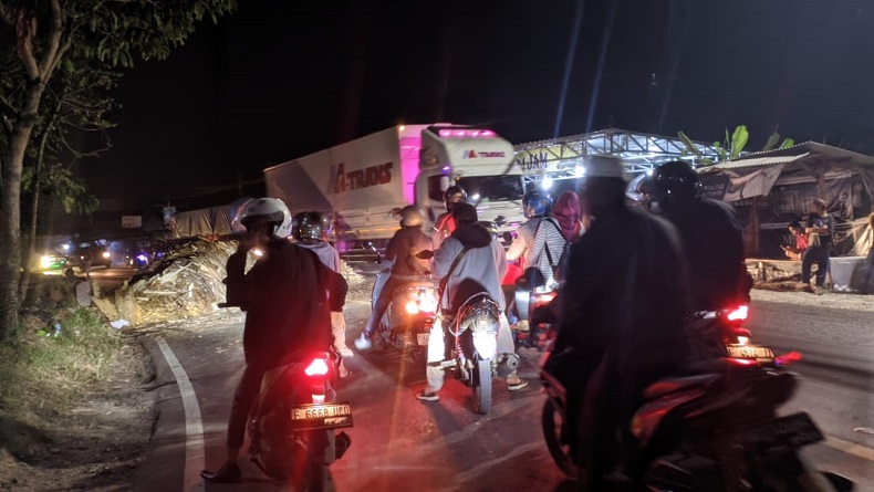 Truk Terguling di Parungkuda, Arus Lalu Lintas Sukabumi-Bogor Sempat Lumpuh Total