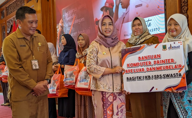 Pemkot Mojokerto Bagikan 5.200 Perlengkapan Sekolah Gratis untuk Siswa SD hingga SMP 