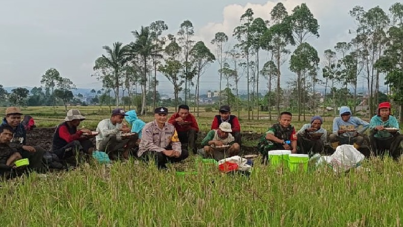 Polisi Sosialisasikan Bahaya TPPO ke Warga Tarogong Kidul Garut di Tengah Sawah