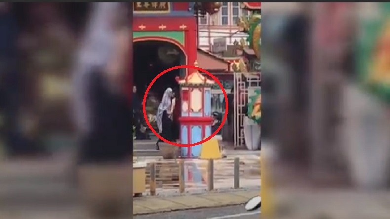 Viral Video Perempuan Berkerudung Tampak Beribadah bak Umat Buddha di Vihara Kota Singkawang