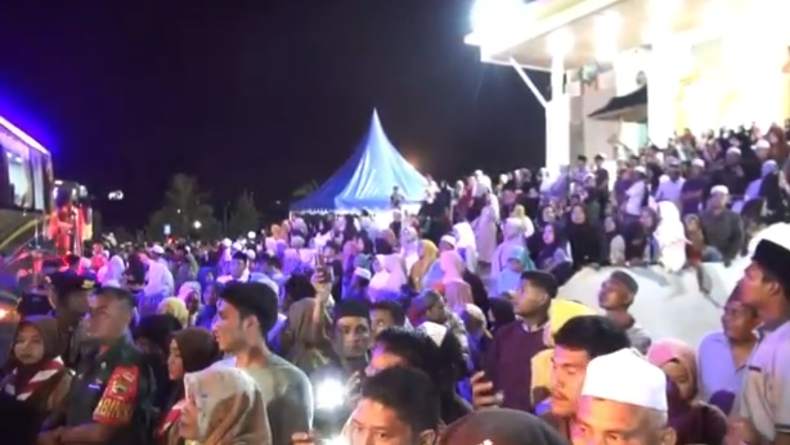 Jemaah Haji Kloter 1 asal Madina Mendarat di Bandara Kualanamu, Disambut Haru Keluarga