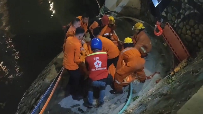 Tragis, Pengendara Motor Tewas Jatuh dari Jembatan Kalimas Surabaya