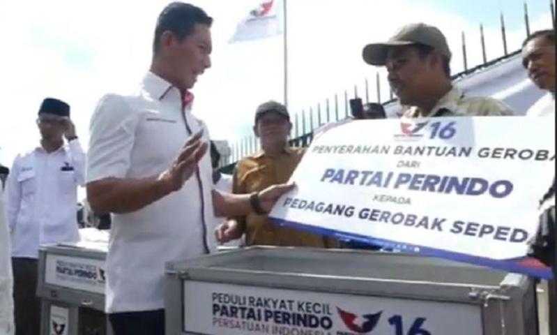 Partai Perindo Berikan Bantuan Gerobak Sepeda ke Pelaku UMKM di Banyumas