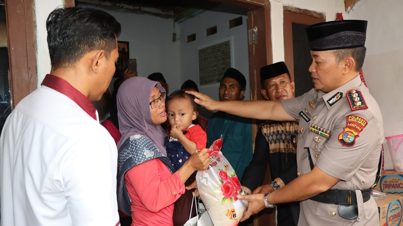 Kunjungi Keluarga Korban Lift Jatuh, Kapolresta Bandarlampung Serahkan Santunan