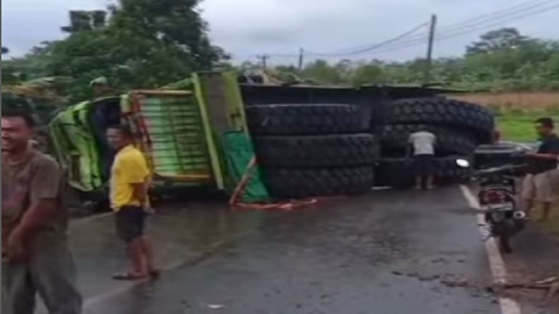 Kecelakaan Hari di Tanah Laut, Truk Angkut Ban Terbalik Tutup Jalan Trans Kalimantan