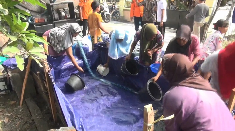 Krisis Air Bersih Landa 69 Desa di Lamongan, Warga Serbu Bantuan BPBD