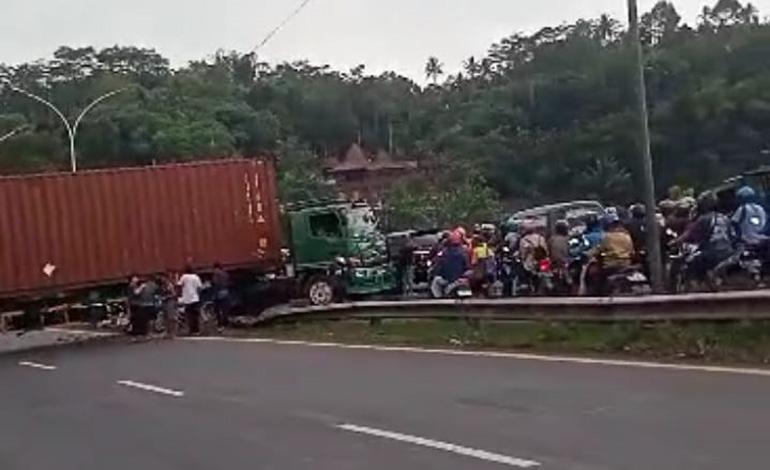  Kecelakaan Truk Tabrak Tronton di Jembatan Tuntang, Jalur Semarang-Salatiga Macet 3 Km