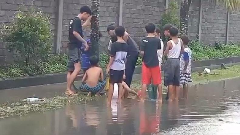 Usai Dikepung Banjir, Warga Jembrana Ramai-Ramai Berburu Ikan Lele di Jalan