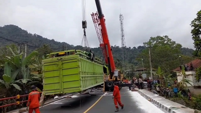 Evakuasi Sopir Truk Terjepit di Lingkar Gentong Tasikmalaya Dramatis