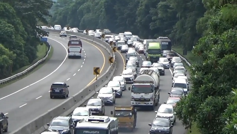 Tol Cipularang Padat Merayap, Dampak Volume Kendaraan Tinggi dan Kecelakaan
