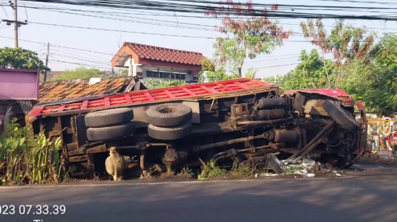 Kecelakaan Maut Truk Pupuk Terguling Timpa Rumah Warga di Surabaya, 1 Tewas