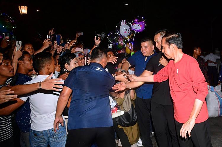 Presiden Jokowi Sapa Pengunjung Malioboro, Warga: Saya Gemetar Dikasih Kaos
