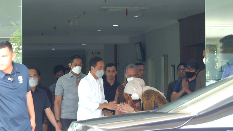 Presiden Jokowi Jenguk Cak Nun di RSUP Sardjito, Disambut Novia Kolopaking