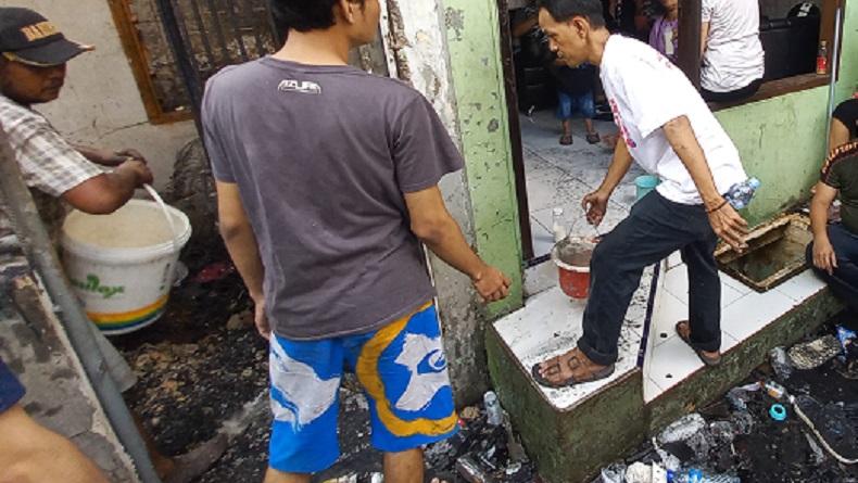 Api Muncul Lagi di Lokasi Kebakaran Dekat Stasiun Duri, Warga Gotong Royong Memadamkan