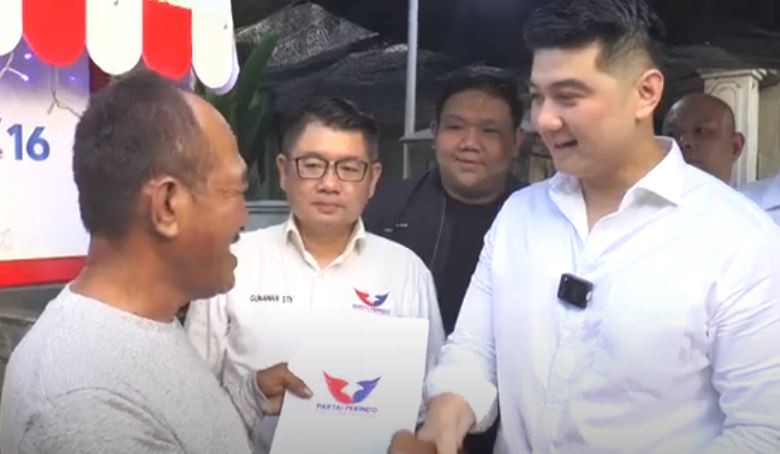 Bacaleg Perindo Chef Arnold Berbagi Ilmu Kuliner ke Penjual Pisang Coklat di Surabaya