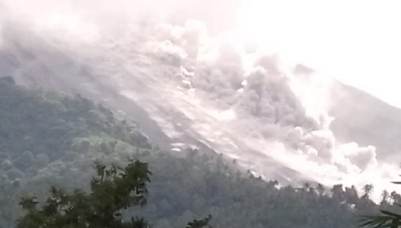 Gunung Karangetang Keluarkan Guguran Awan Panas, Warga Dusun Bolo Diungsikan