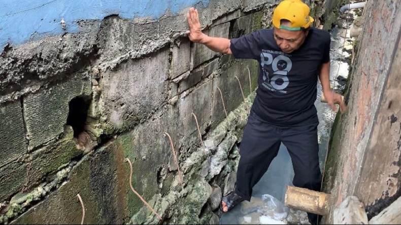Nasib Malang Lansia Bekasi, Akses Jalan ke Rumah Harus Lewat Comberan karena Tertutup Bangunan Hotel 