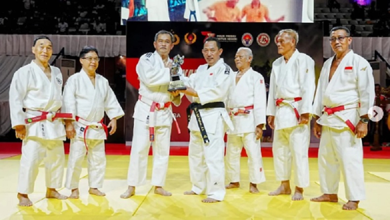 Pangkostrad Sematkan Sabuk Hitam Judo kepada Kapolri