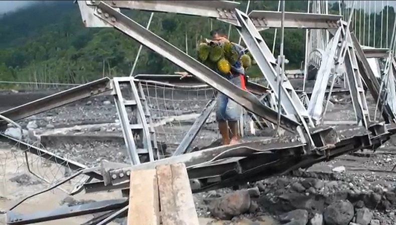 Warga Lumajang Nekat Lintasi Jembatan Putus Diterjang Banjir Lahar Dingin Semeru 