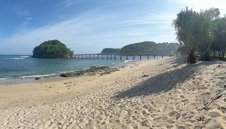 Mengenal Pantai Jembatan Panjang Malang, Lokasi 2 Turis dan 3 Tour Leader Hilang Terseret Ombak 