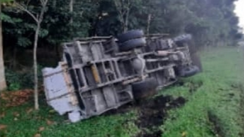Pengemudi Ngantuk, Truk Terguling di Tol Jagorawi Bogor