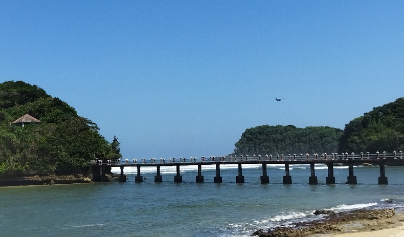 Drone hingga Pesawat Ikut Cari 3 Wisatawan Hilang di Pantai Jembatan Panjang Malang