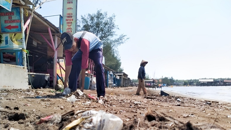 Banjir Rob Terjang Kawasan Wisata Pantai Karangsong Indramayu, Pedagang Kehilangan Omset
